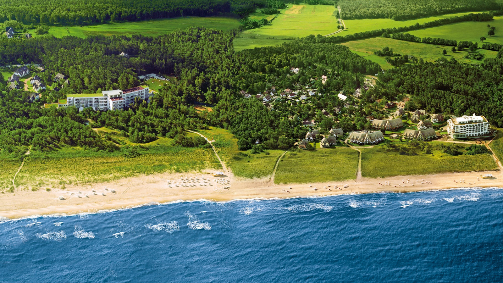 Luftbild des Strandhotel Fischlands und Strandhotel Dünenmeers
