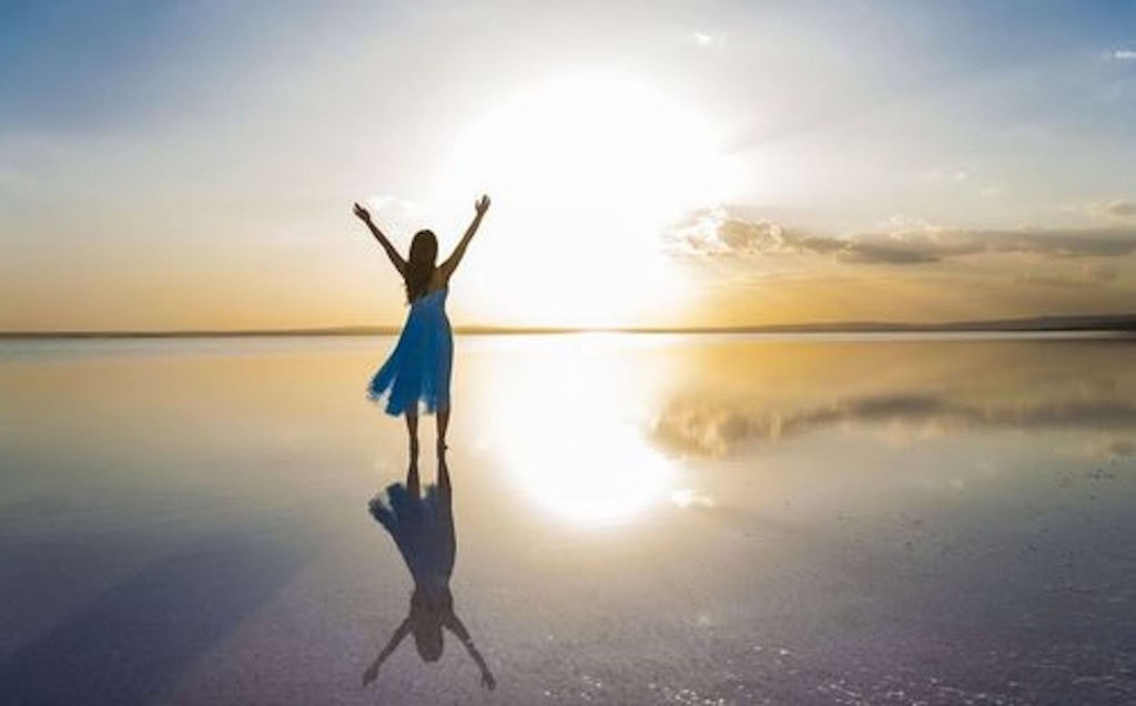 Frau am Strand der Ostsee