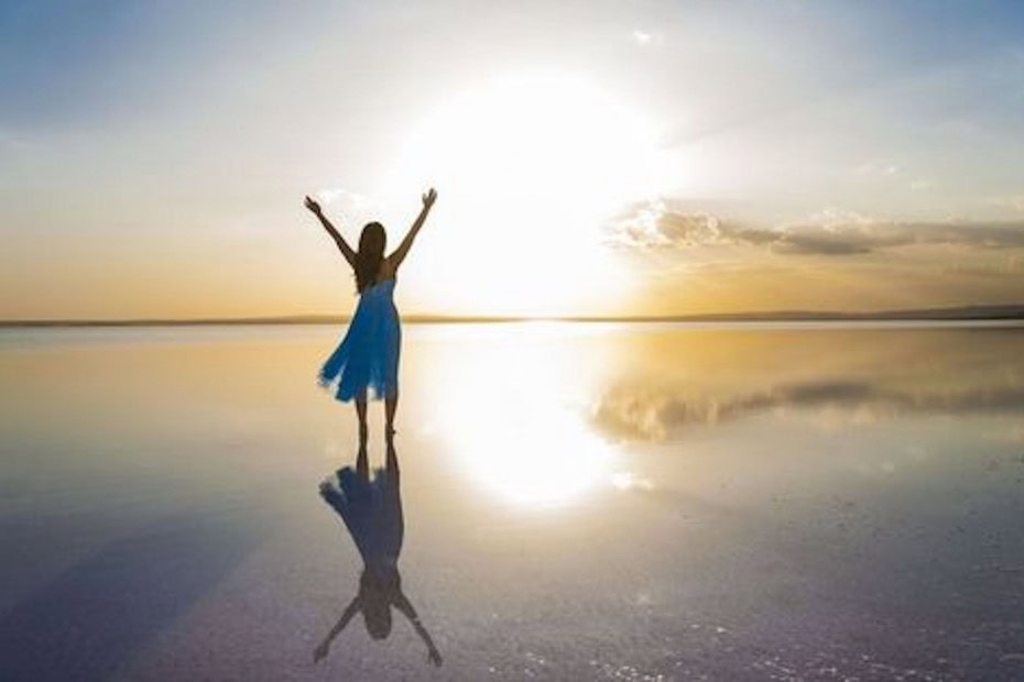 Frau am Strand der Ostsee