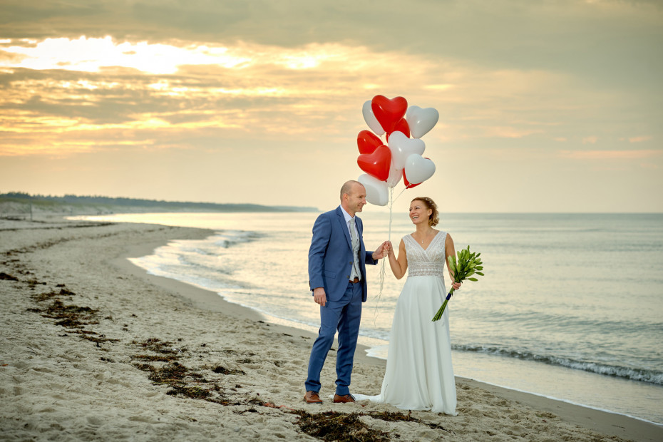 Brautpaar des Strandhotel Fischlands mit Luftballons