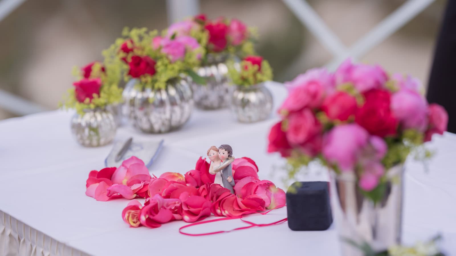 Hochzeitsdekoration mit Rosen im Strandhotel Fischland