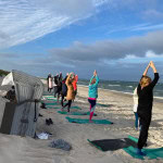 Yoga am Strand des Strandhotel Fischlands
