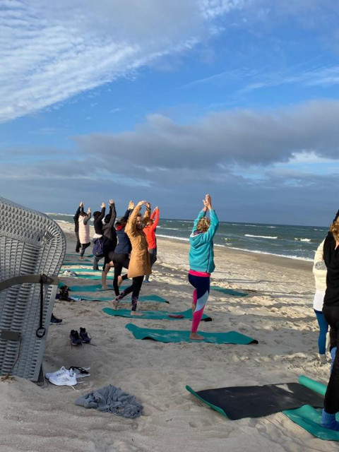 Yoga am Strand des Strandhotel Fischlands