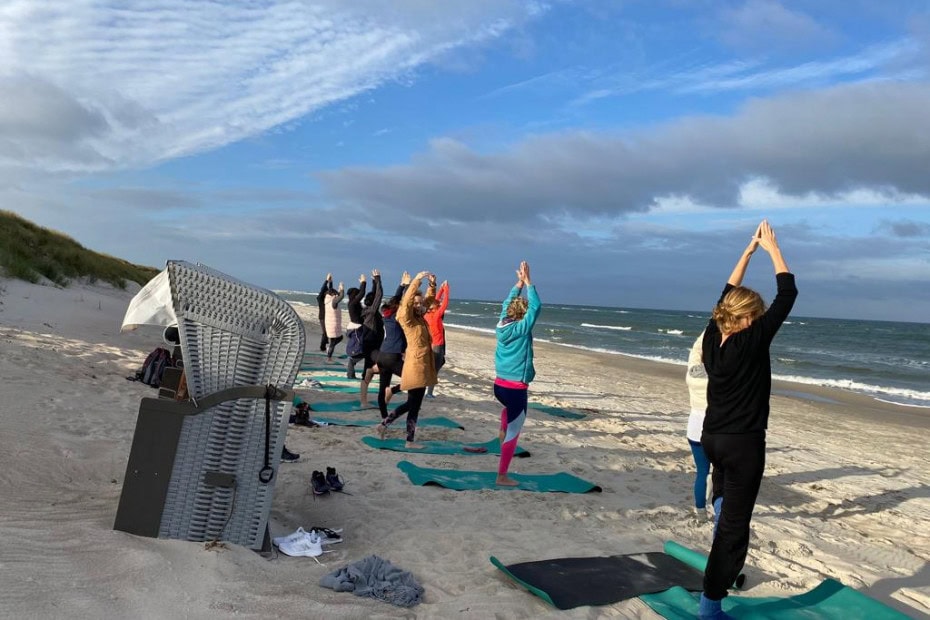 Yoga am Strand des Strandhotel Fischlands