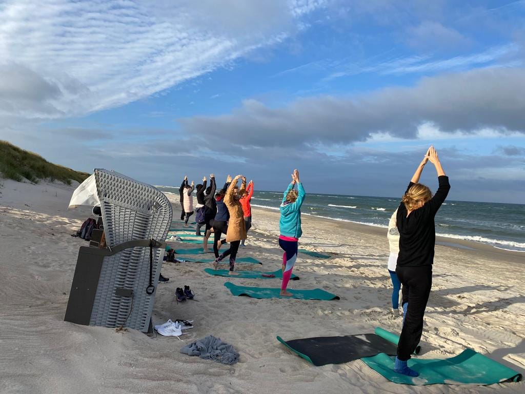 Yoga am Strand des Strandhotel Fischlands