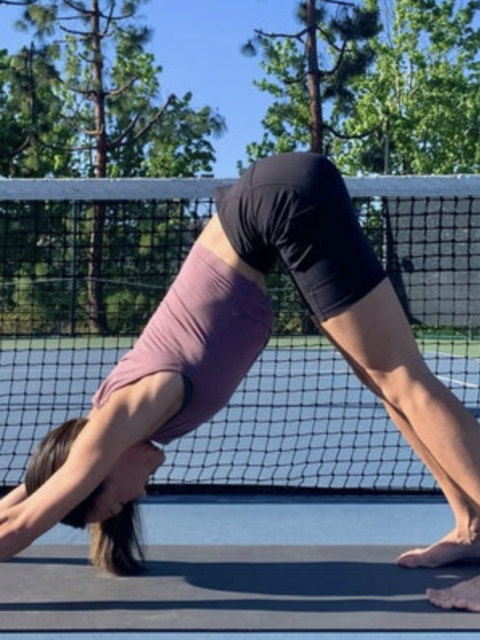 Yoga auf dem Tennisplatz im Strandhotel Fischland