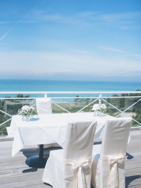 Altar für Trauung auf der Terrasse im Strandhotel Fischland