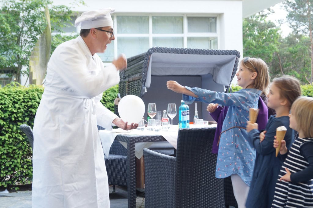 Koch und Kinder mit Eis auf der Terrasse im Strandhotel Fischland