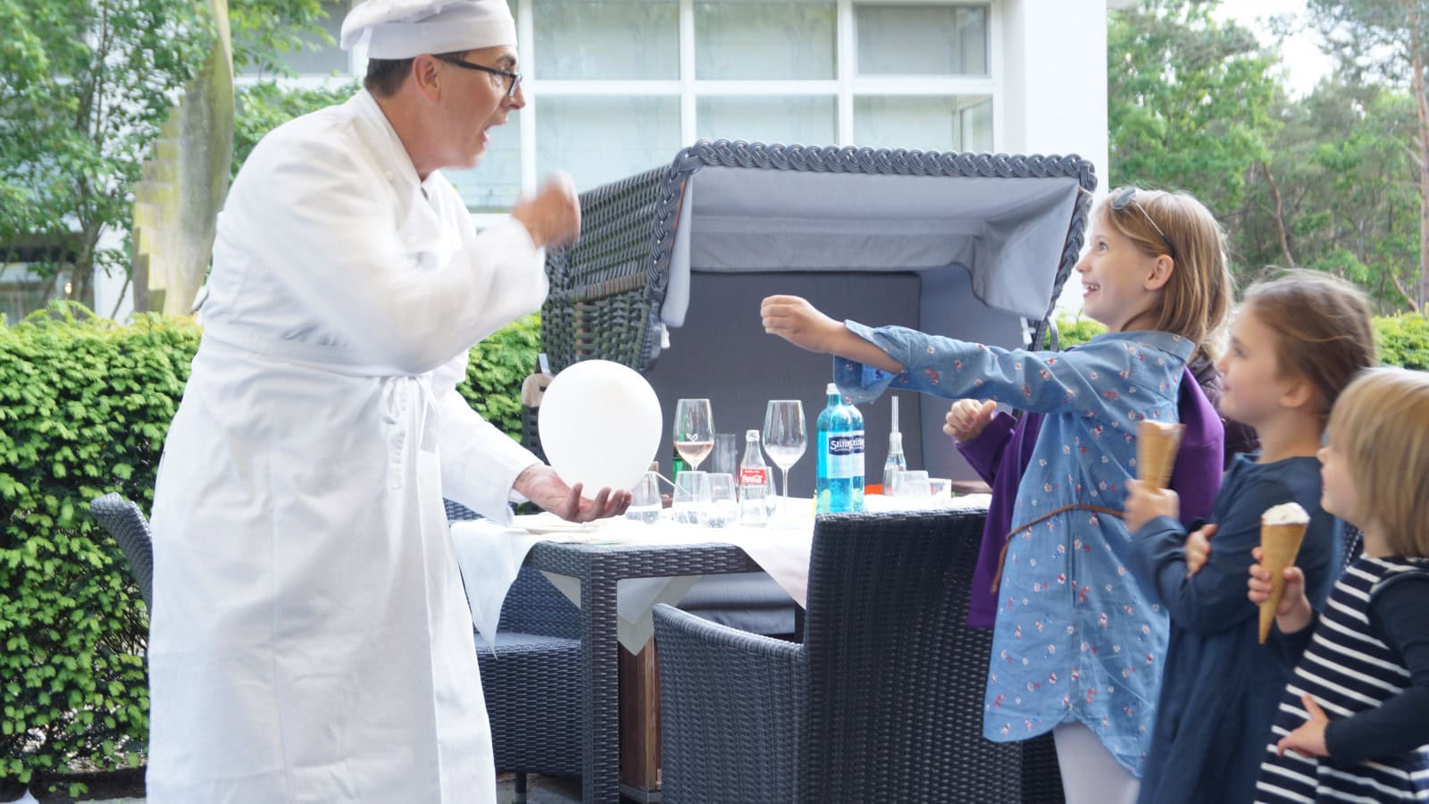 Koch und Kinder mit Eis auf der Terrasse im Strandhotel Fischland