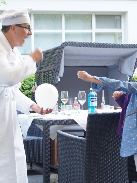 Koch und Kinder mit Eis auf der Terrasse im Strandhotel Fischland