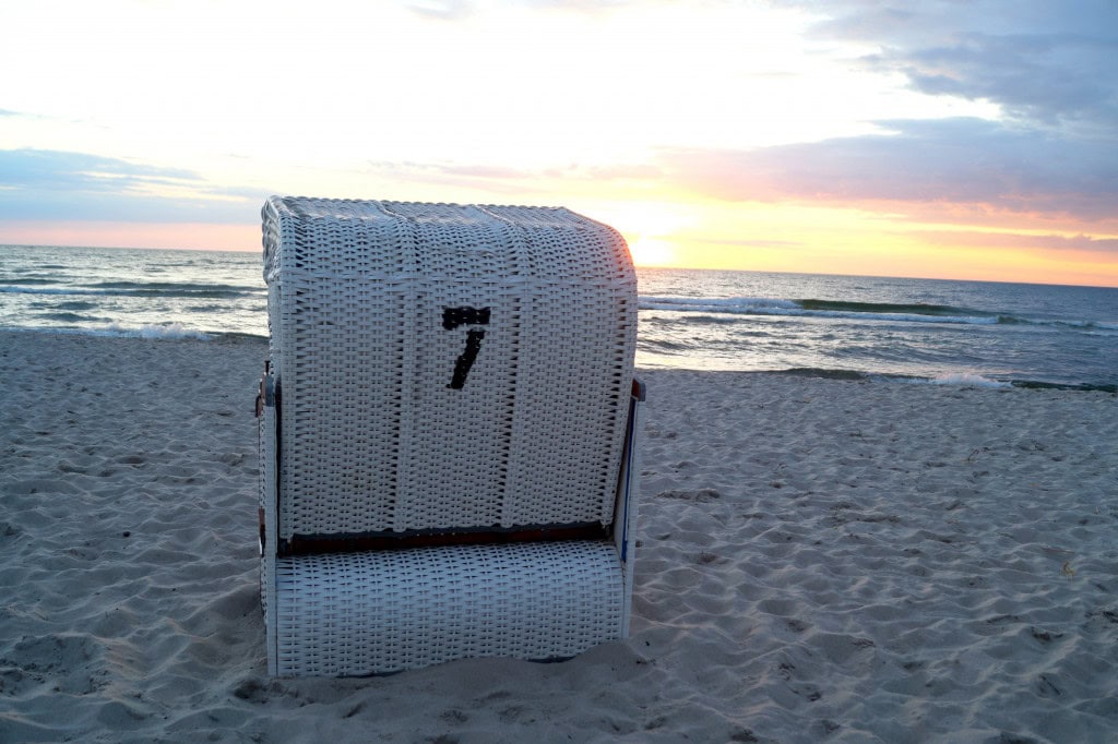 Strandkorb des Strandhotel Fischlands bei Sonnenuntergang