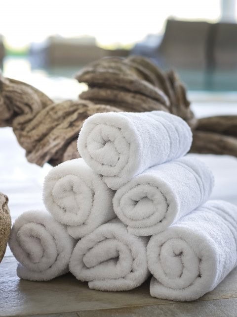 zusammengerollte Handtücher im Wellnessbereich des Strandhotel Fischlands