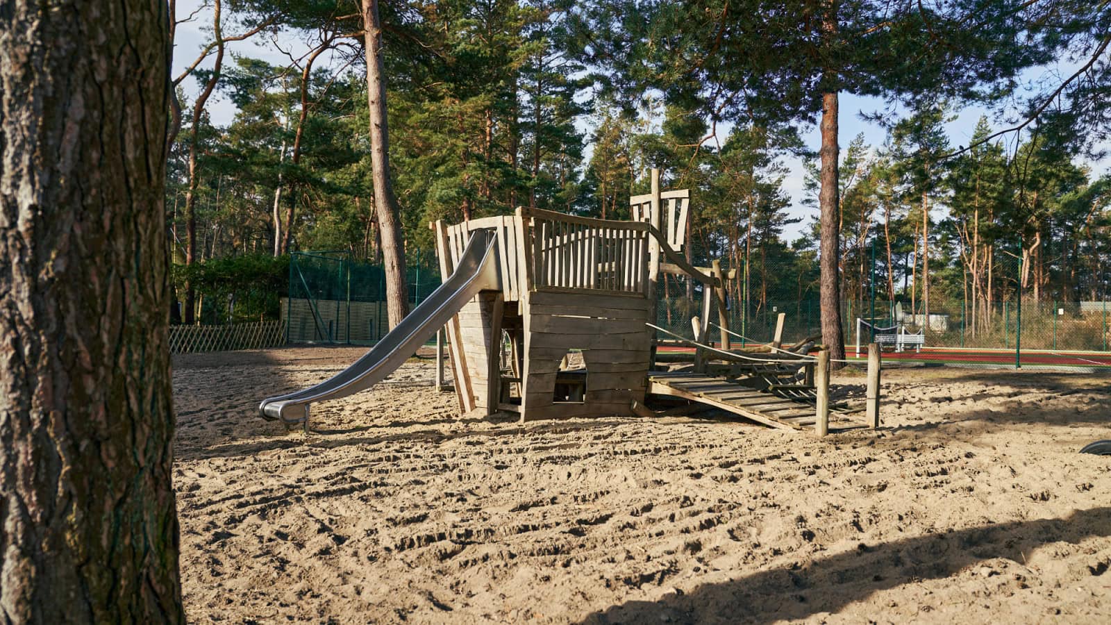 Spielplatz mit Rutsche im Strandhotel Fischland