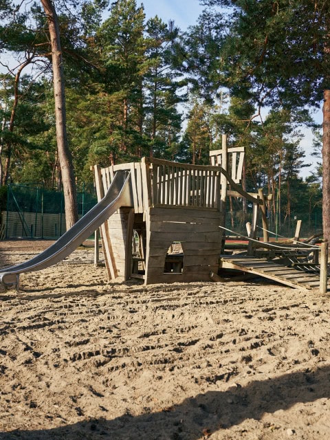 Spielplatz mit Rutsche im Strandhotel Fischland