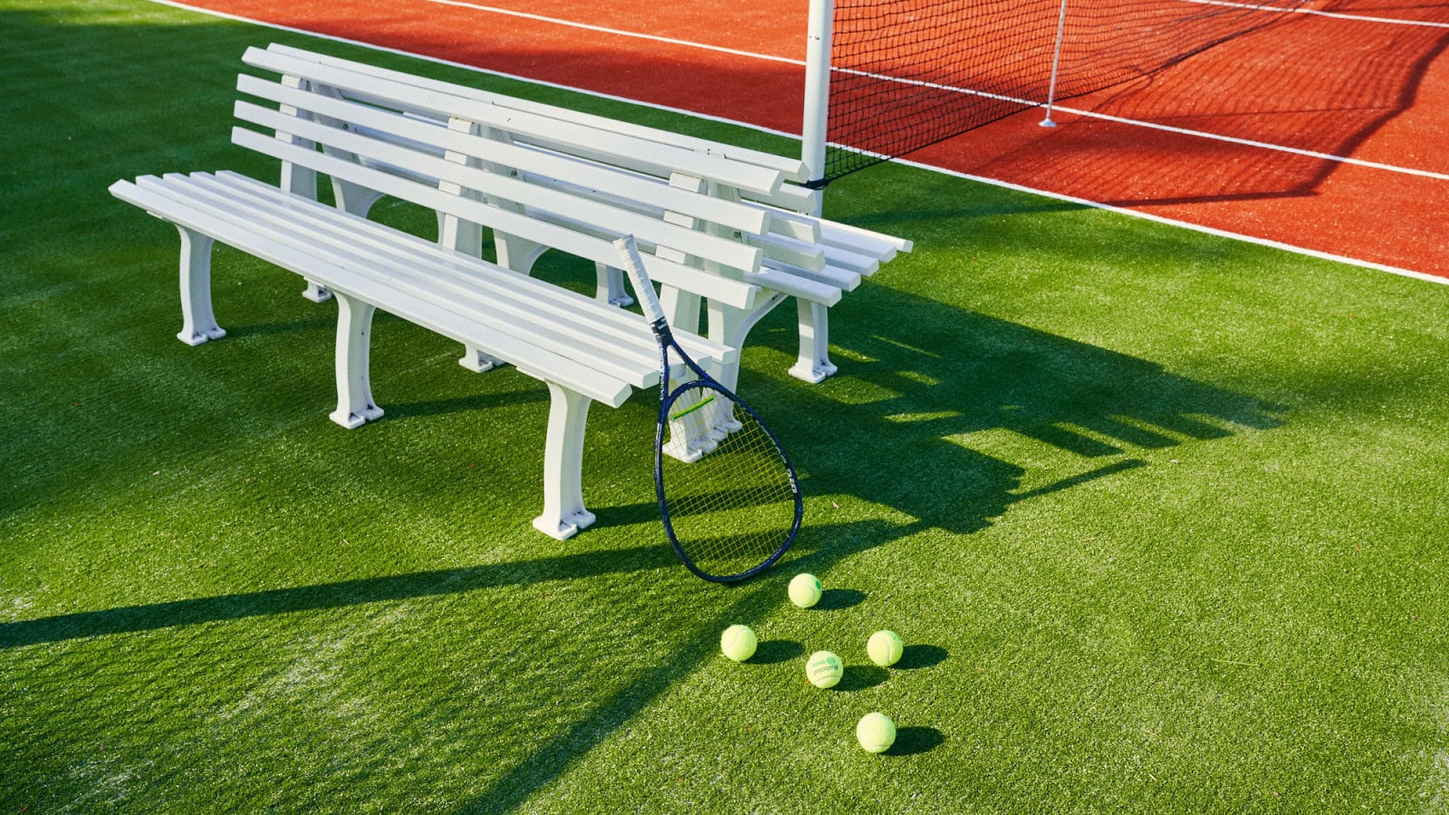 Bank beim Tennisplatz im Strandhotel Fischland