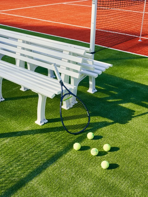 Bank beim Tennisplatz im Strandhotel Fischland