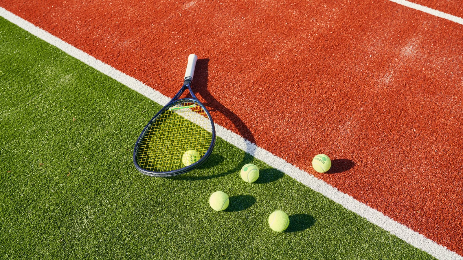 Tennisschläger mit Tennisbällen im Strandhotel Fischland