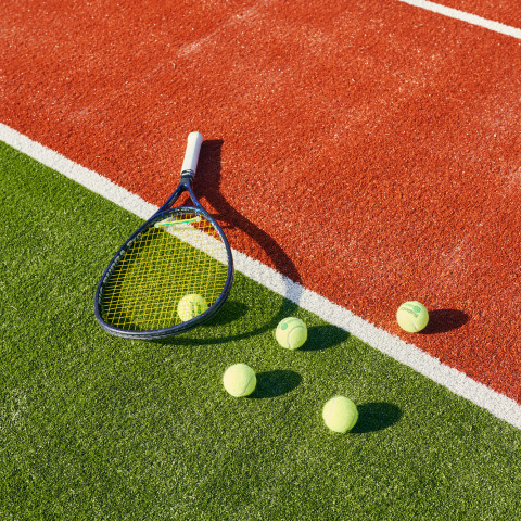 Tennisschläger mit Tennisbällen im Strandhotel Fischland
