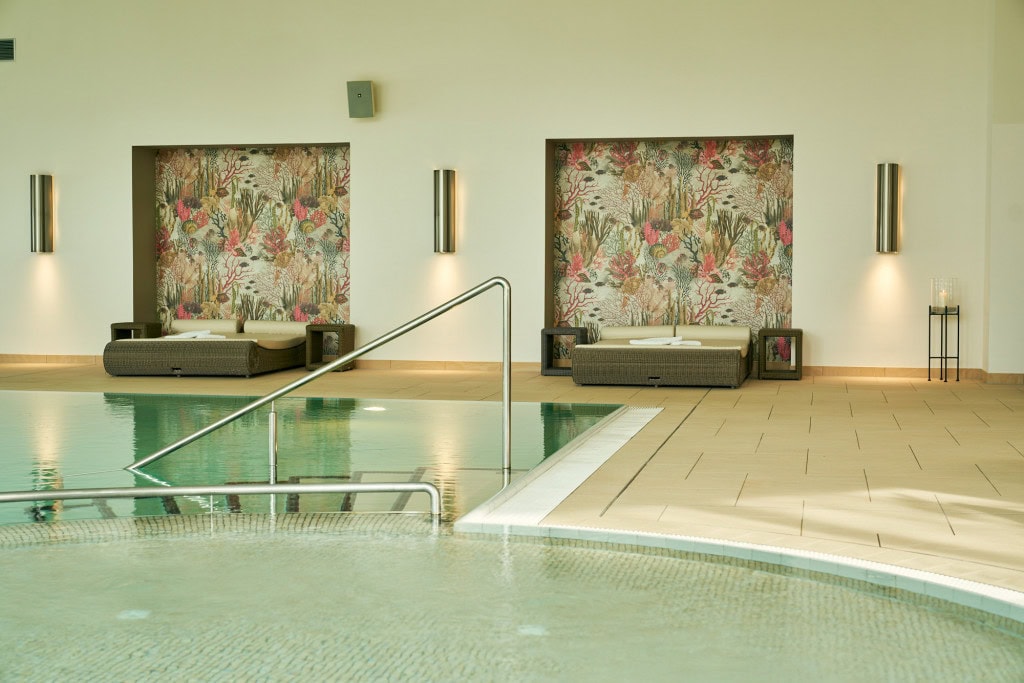 Indoorpool mit Doppelliegen im Strandhotel Fischland