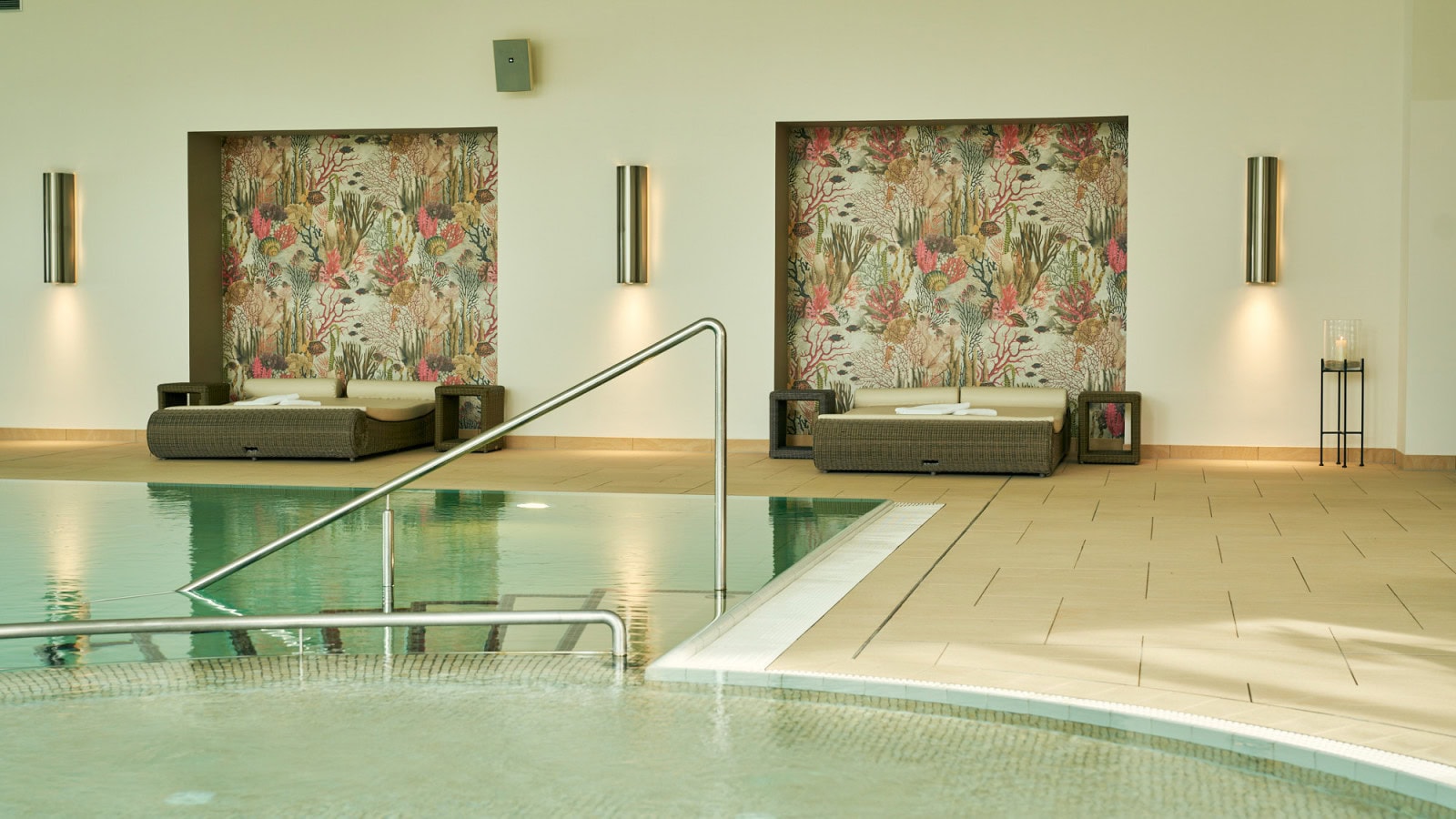 Indoorpool mit Doppelliegen im Strandhotel Fischland