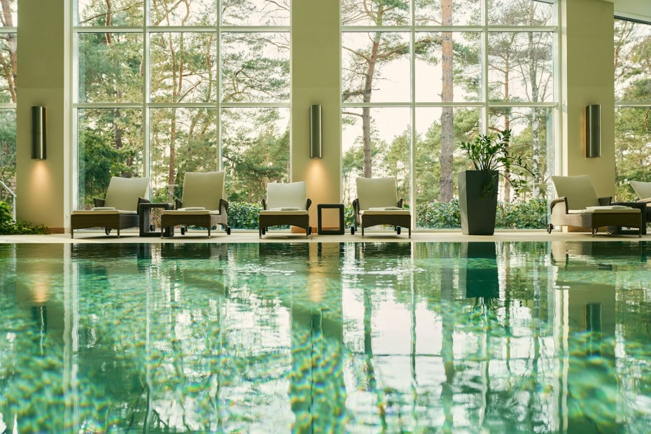 Indoorpool mit Liegen im Strandhotel Fischland