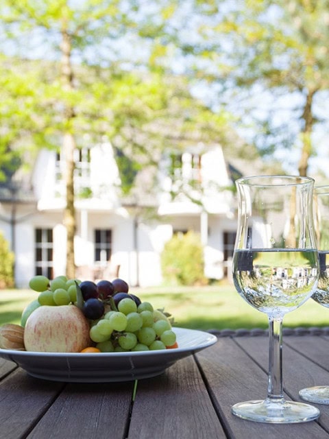 Obstteller auf der Terrasse einer Ferienwohnung im Strandhotel Fischland