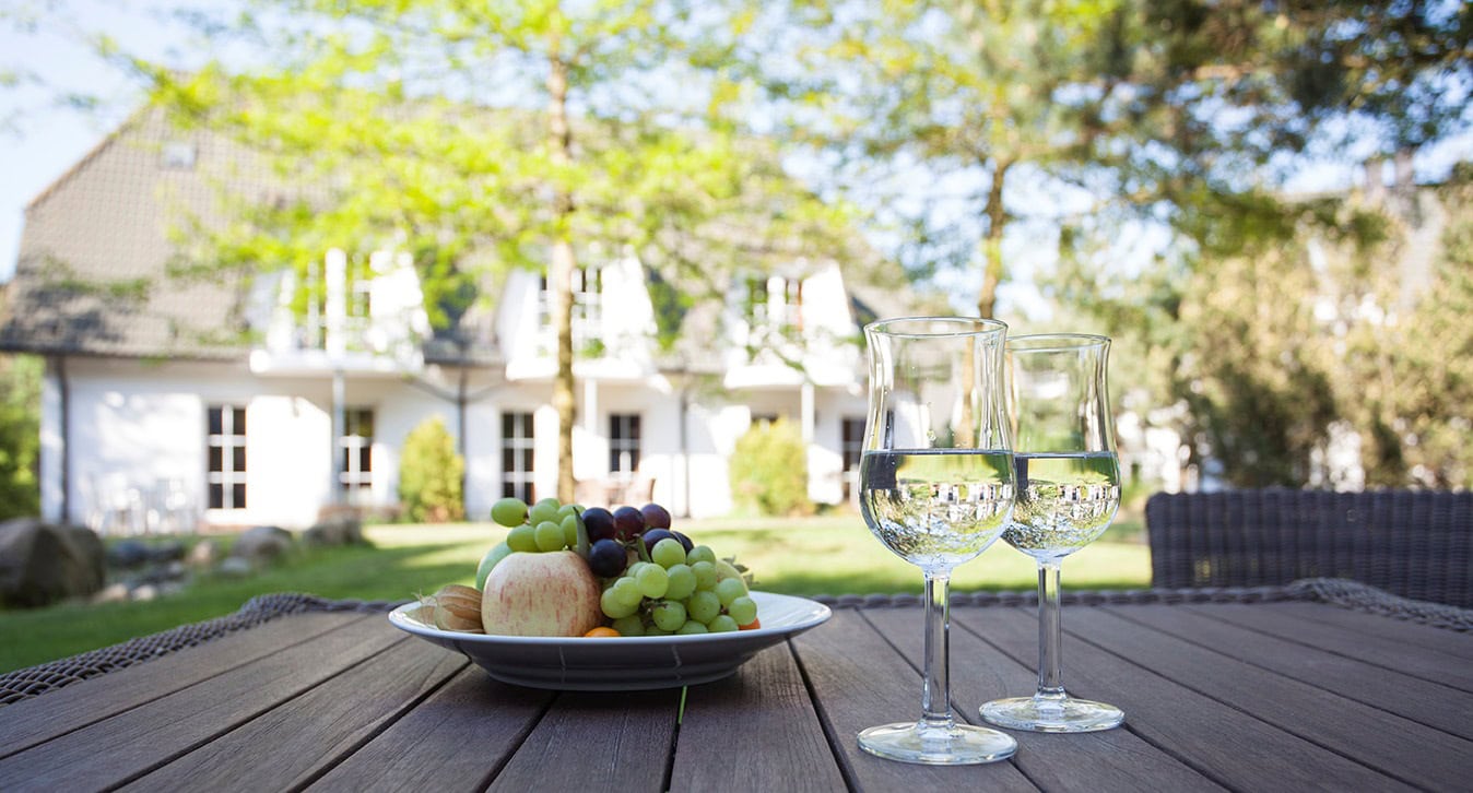 Obstteller auf der Terrasse einer Ferienwohnung im Strandhotel Fischland