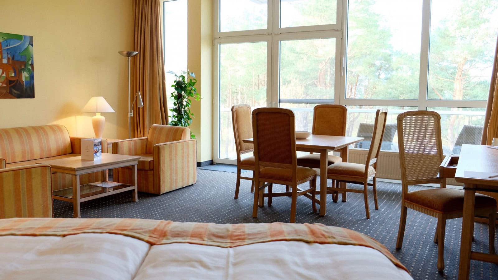 Wohnbereich der Familiensuite mit Meerblick im Strandhotel Fischland