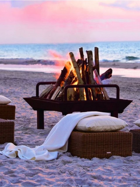 Lagerfeuer mit Champagner bei Sonnenuntergang im Strandhotel Fischland