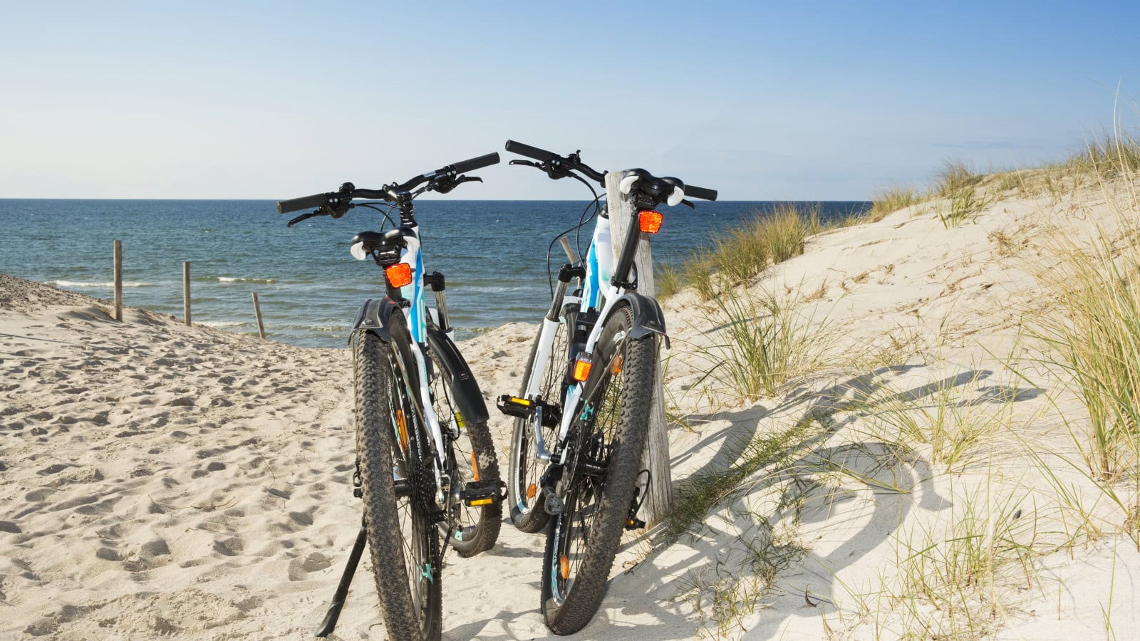 Fahrräder des Strandhotel Fischlands am Strand der Ostsee