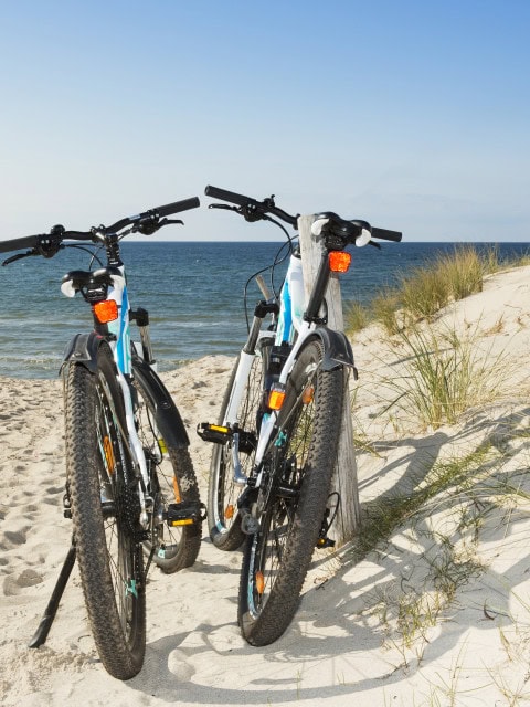 Fahrräder des Strandhotel Fischlands am Strand der Ostsee