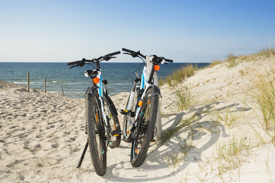 Fahrräder des Strandhotel Fischlands am Strand der Ostsee