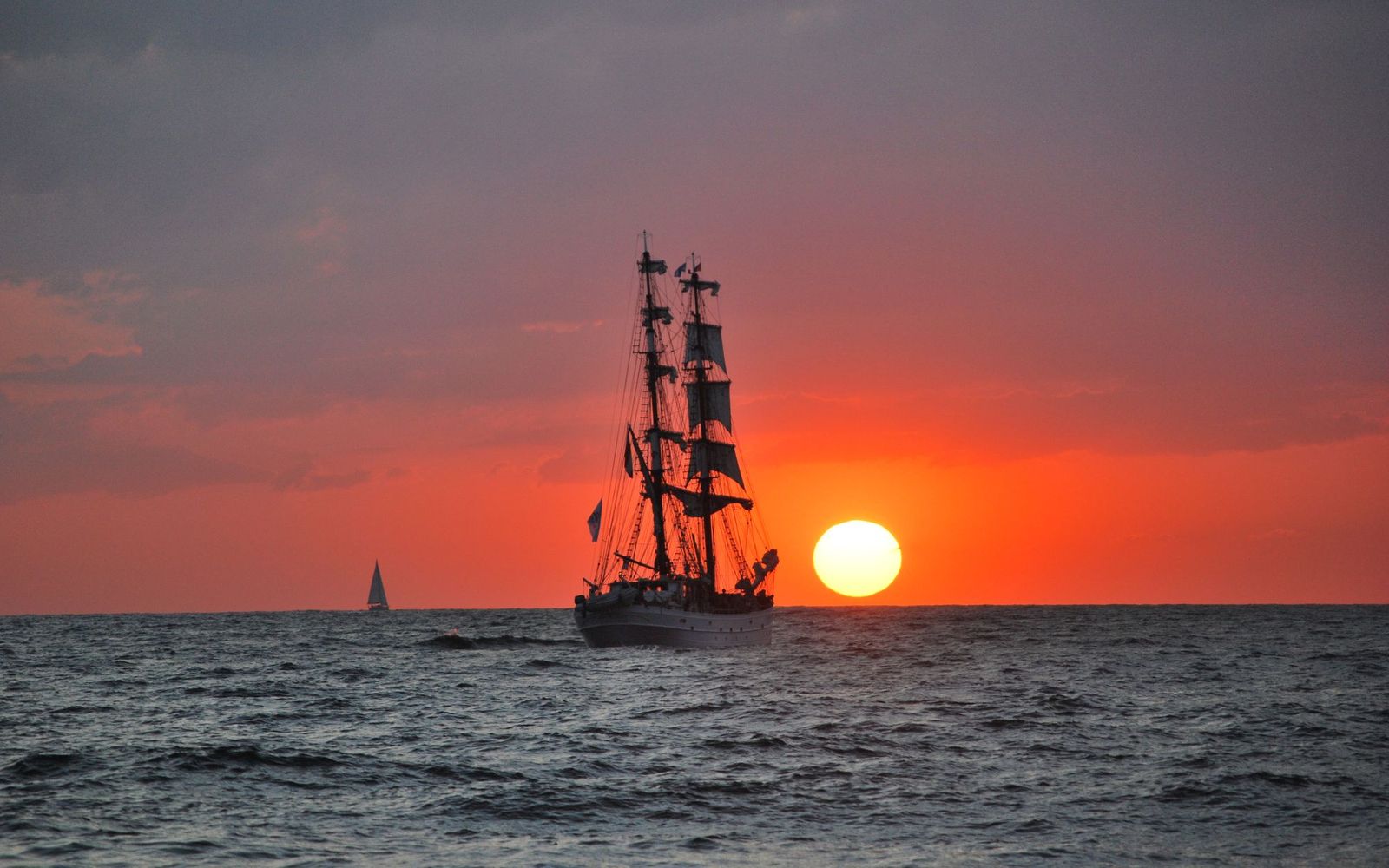 Schiff auf der Ostsee im Sonnenuntergang vorm Strandhotel Fischland