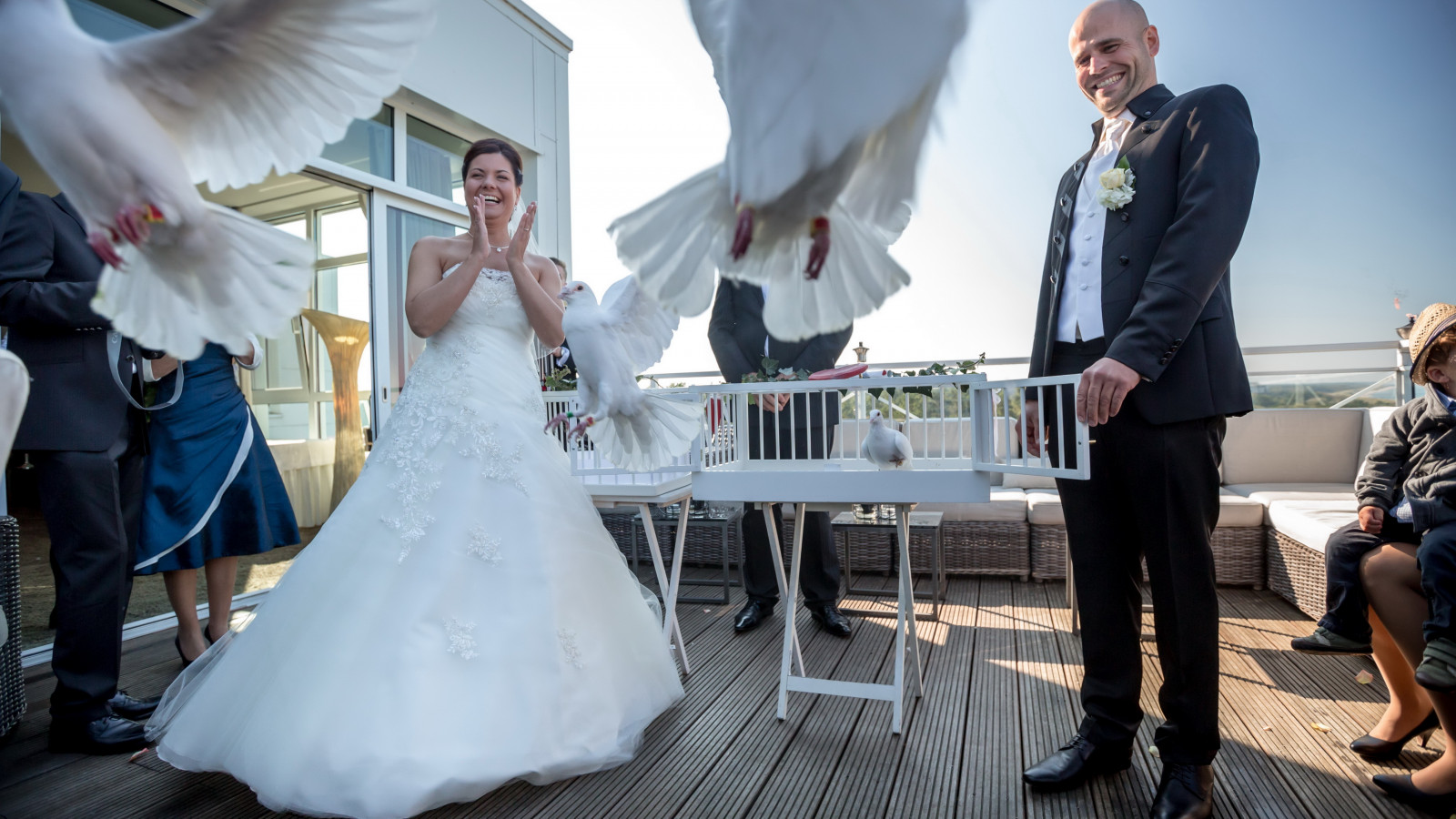 Brautpaar und Hochzeitstauben im Strandhotel Fischland
