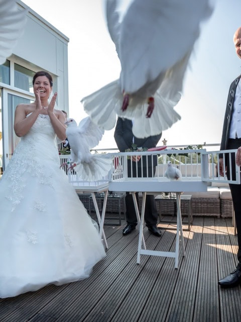 Brautpaar und Hochzeitstauben im Strandhotel Fischland