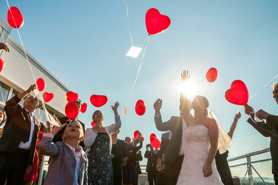 steigende Luftballons der Hochzeitsgesellschaft im Strandhotel Dünenmeer