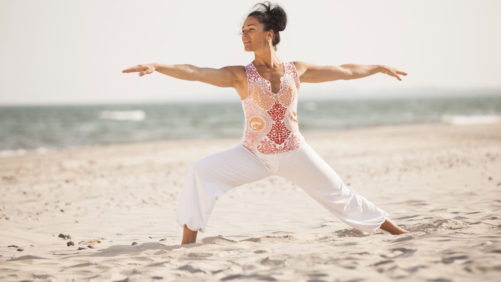 Yogalehrerin des Strandhotel Fischlands beim Yoga am Strand