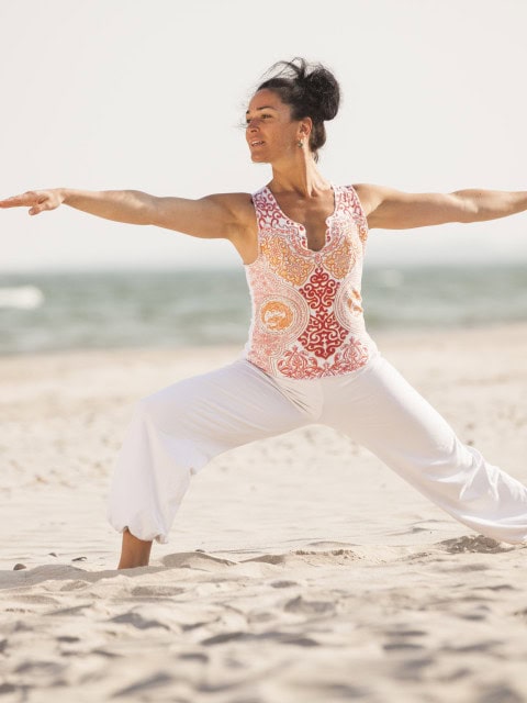 Yogalehrerin des Strandhotel Fischlands beim Yoga am Strand