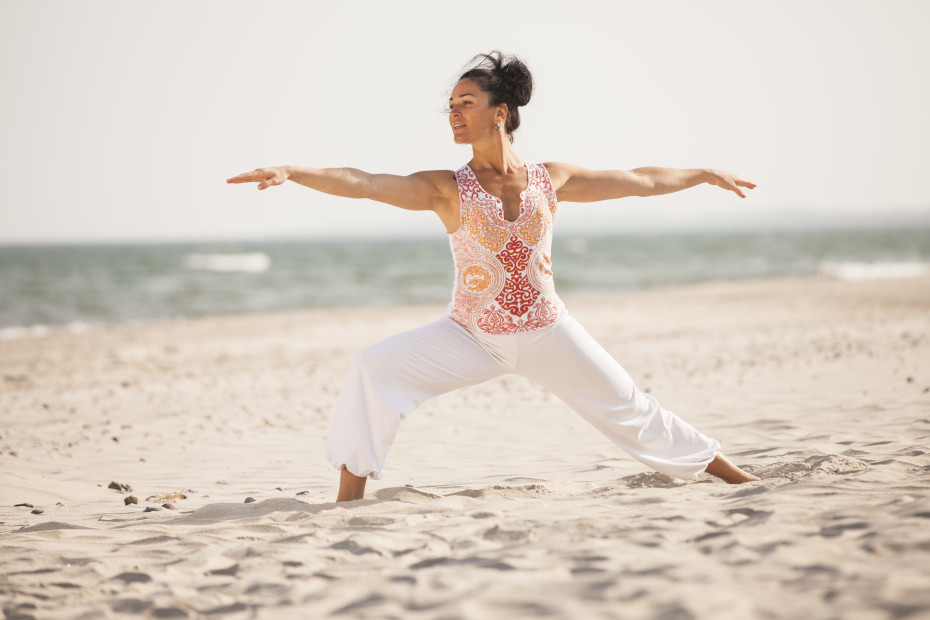 Yogalehrerin des Strandhotel Fischlands beim Yoga am Strand