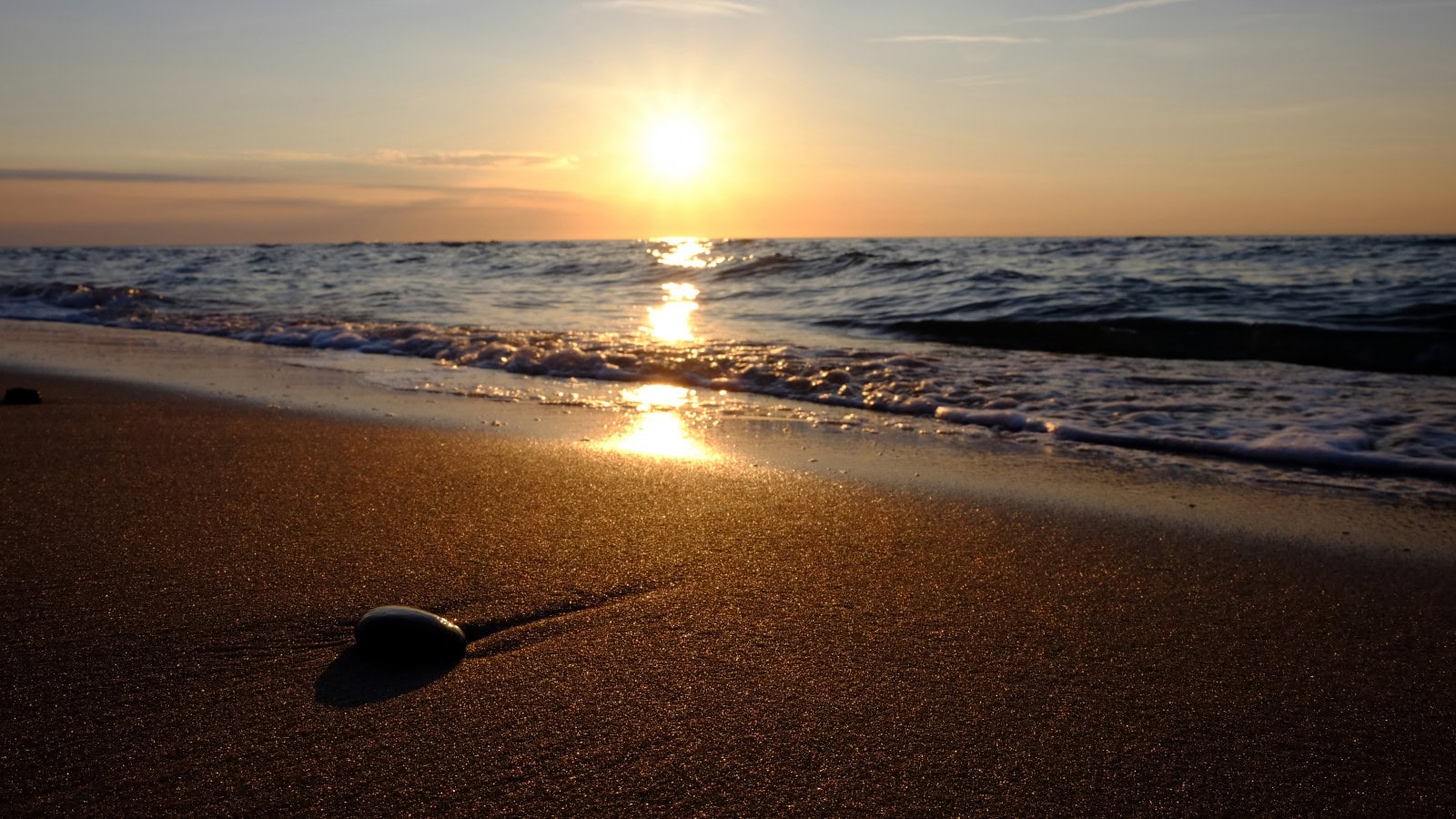 Stein im Sand vor der Ostsee