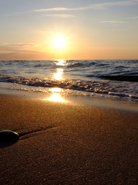 Stein im Sand vor der Ostsee