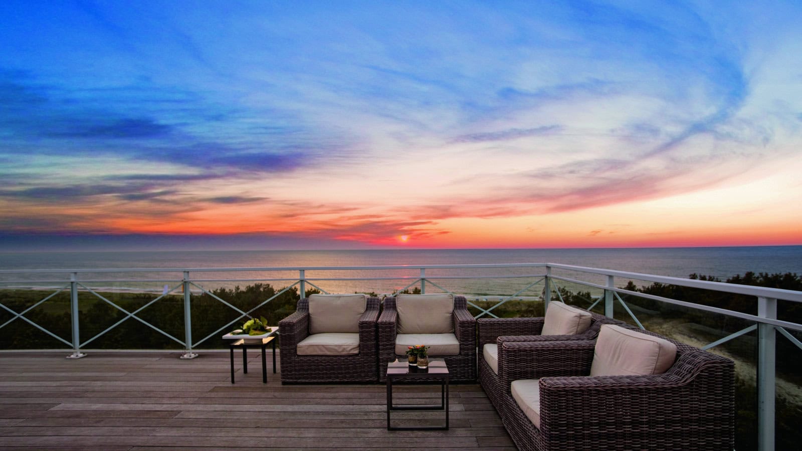 Sonnenuntergang über der Dachterrasse der Ostseelounge im Strandhotel Fischland