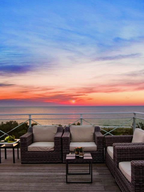 Sonnenuntergang über der Dachterrasse der Ostseelounge im Strandhotel Fischland