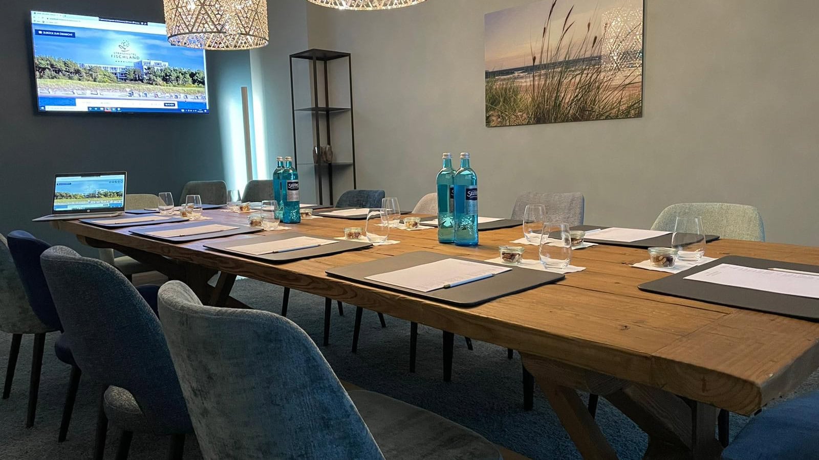 Boardingroom mit großen Tisch, Stühlen und Fernseher im Strandhotel Fischland