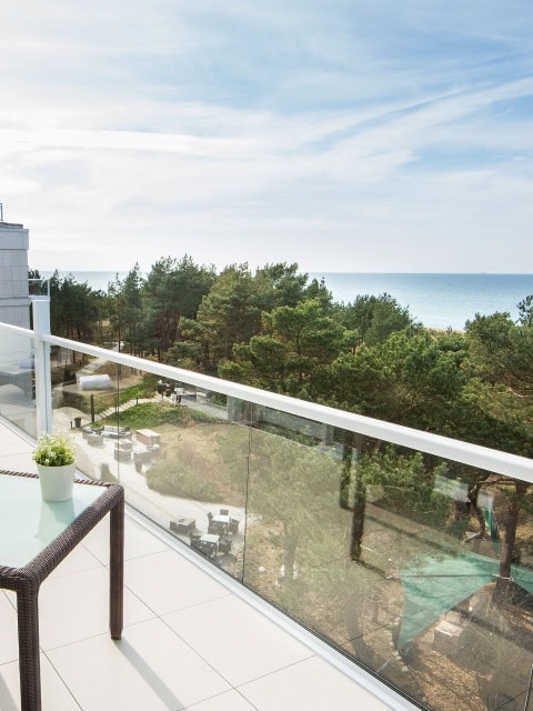 Balkon im Strandhotel Fischland mit Liegen, Tisch und Stühlen sowie Blick auf die Ostsee
