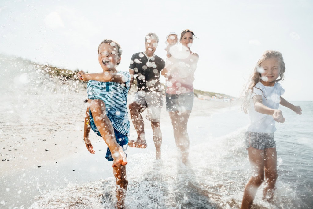 fünfköpfige Familie am Ostseestrand