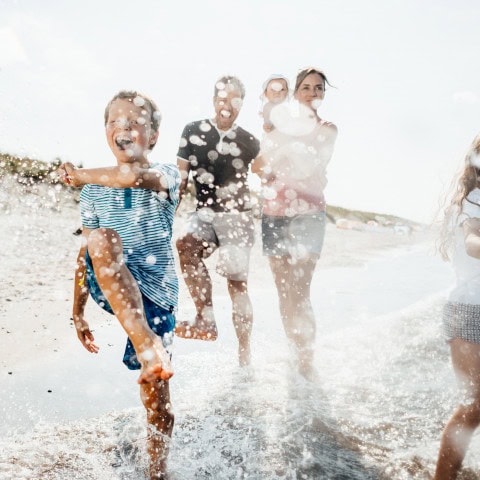 fünfköpfige Familie am Ostseestrand