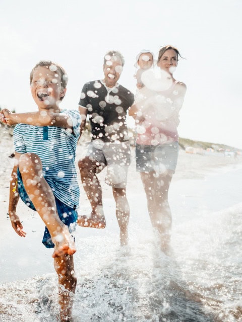 fünfköpfige Familie am Ostseestrand