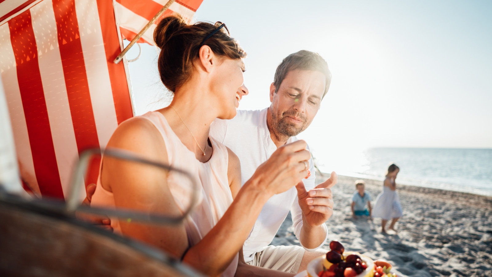 Paar mit Obstteller im Strandkorb des Strandhotel Fischlands
