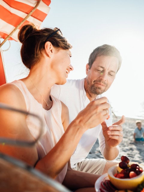 Paar mit Obstteller im Strandkorb des Strandhotel Fischlands